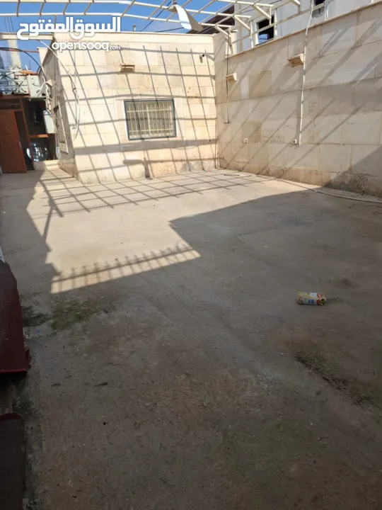 ستوديو خلف الاستراحة