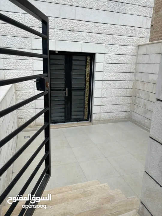 شقة شبه أرضية أمامية يمين مع ترسين ومدخل مستقل للبيع في طبربور أبو عليا