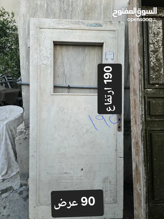 باب خشب وشباك المنيوم