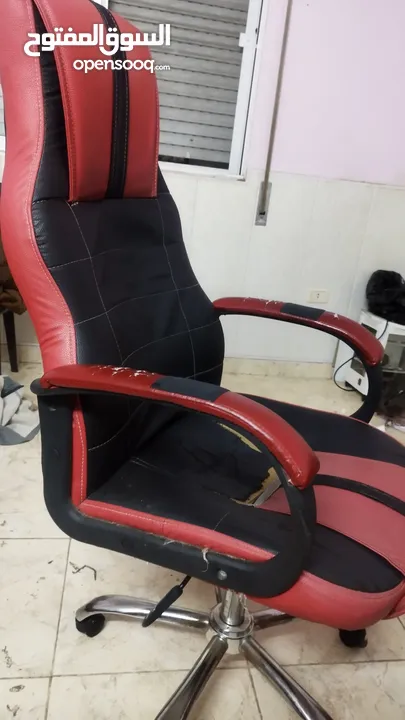كرسي جيمنغ أحمر مستعمل بحالة جيدة