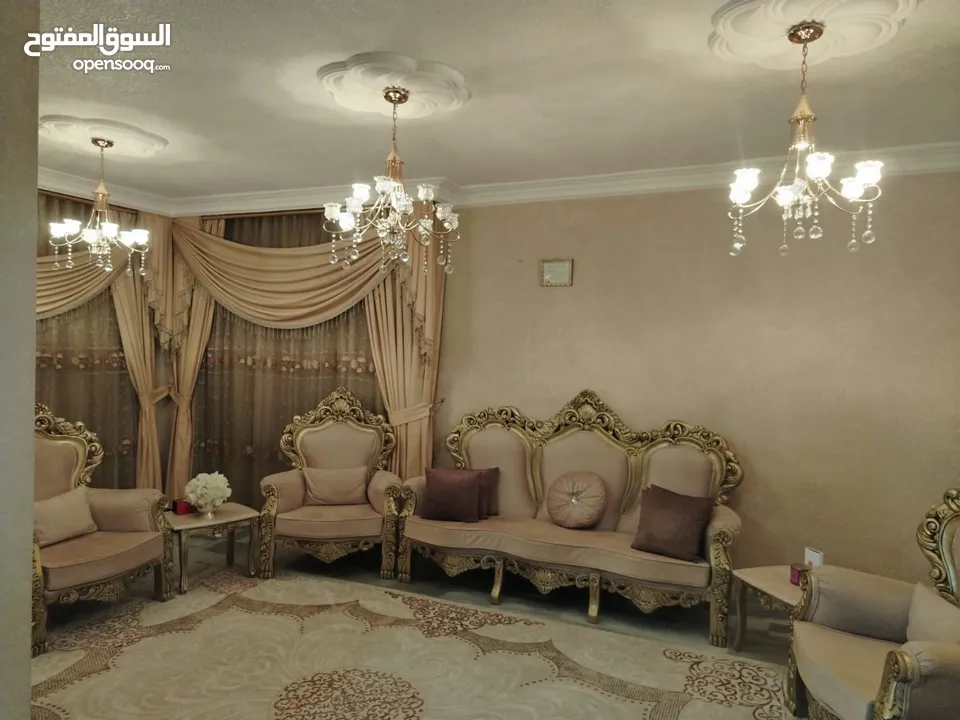 شقة أرضية للبيع في ابو نصير 240م مع مدخل مستقل وكراجين وتشطيبات فاخرة وفرش جديد بسعر مميز و اطلالة