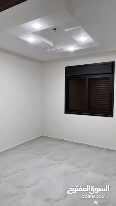 شقة ارضية للبيع بالزرقاء الجديدة خلف فندق جوابرة مباشره كاش او اقساط