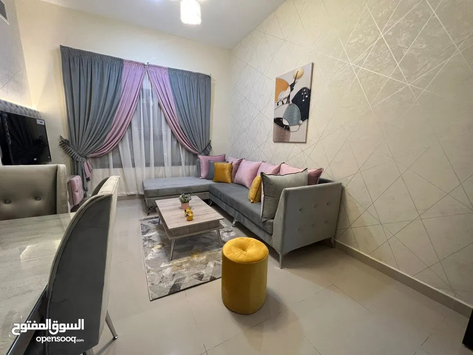 اول ساكن افخم غرفه وصاله مفروشه بالكامل للايجار الشهري في كورنيش عجمان