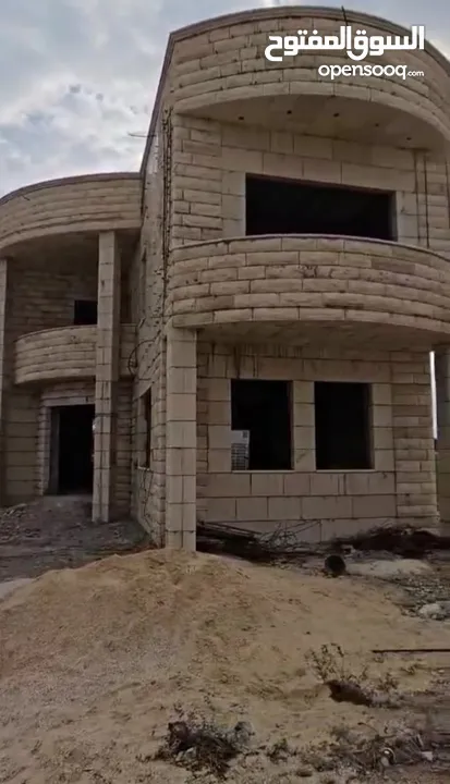 فيلا مكونة من طابقين مع بركة مع قطعة أرض للبيع