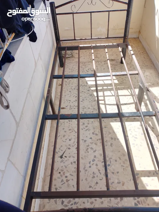 تخت مفرد حديد مع فرشه