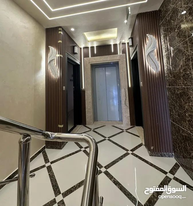 شبه ارضي مع ترس و مدخل  في الجبيهة قرب مسجد جبران بتشطيب فندقي مع تدفئة راكبة
