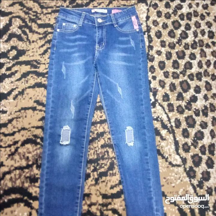 ملابس بناتي مستعمل بس نضيف بأسعار رمزيه ومراعاه عالكميه بلبسو عمر 8/9 سنين