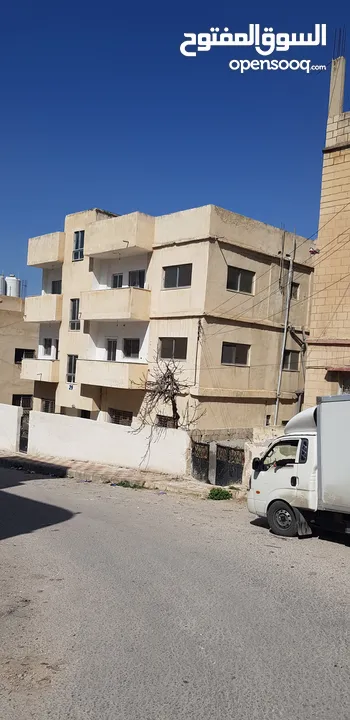 عمارة من اربع طوابق العمارة فارغة