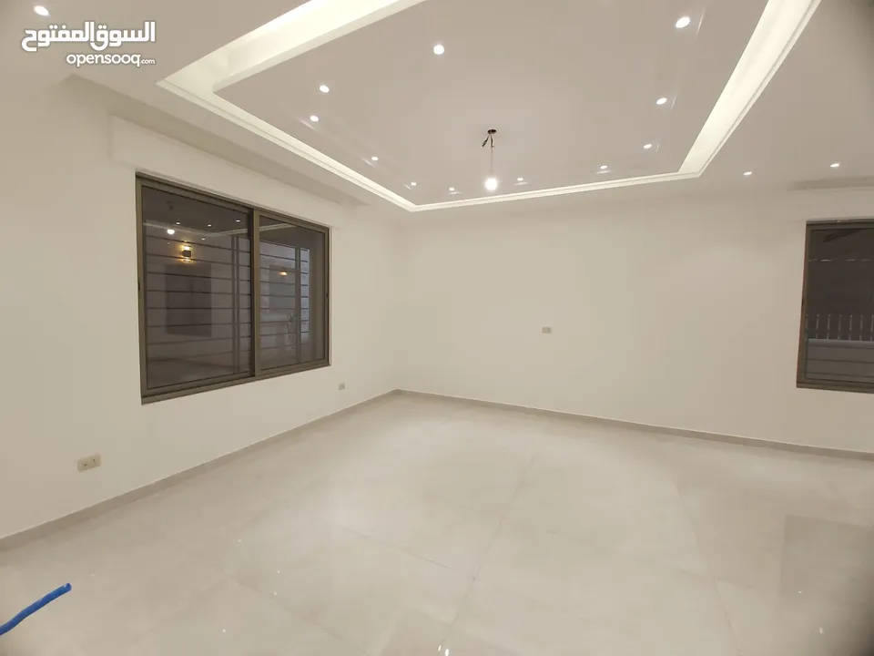 شقة جديدة للبيع اربع غرف نوم مع حديقة في دير غبار
