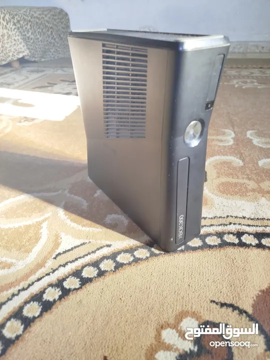 موجودxbox360slim مع محوله الأصلي وا ايد وحده عليه22لعبة
