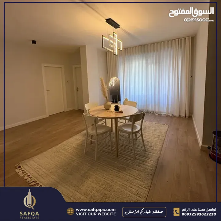 شقة تم تشطيبها حديثاً بإنارة وديكورات جاهزة للسكن الفوري