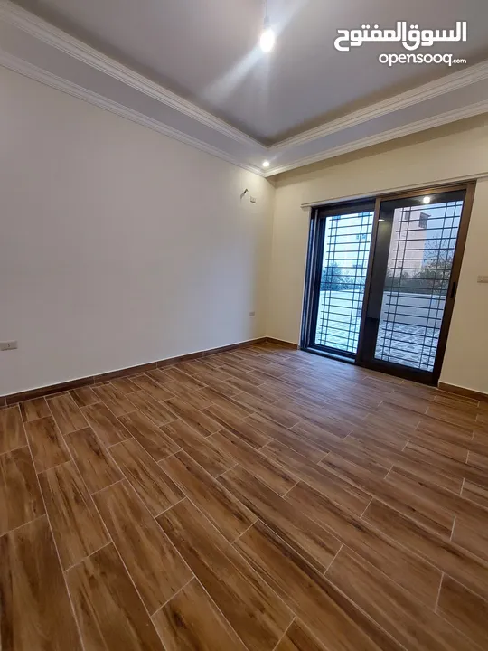 شقة سوبر ديلوكس طابق ارضي مع ترس واسع باجمل مناطق شفا بدران