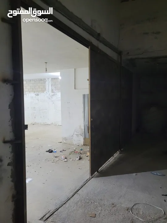 مستودع 300 متر  يصلح للتخزين أو مشغل اوالصناعات  الخفيفه