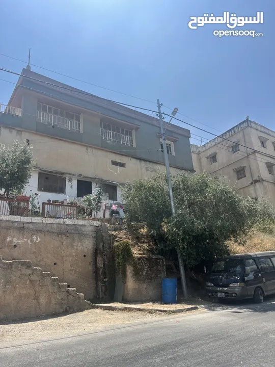 قطعة أرض مع منزل طابقين للبيع في مدينة السلط-نقب الدبور