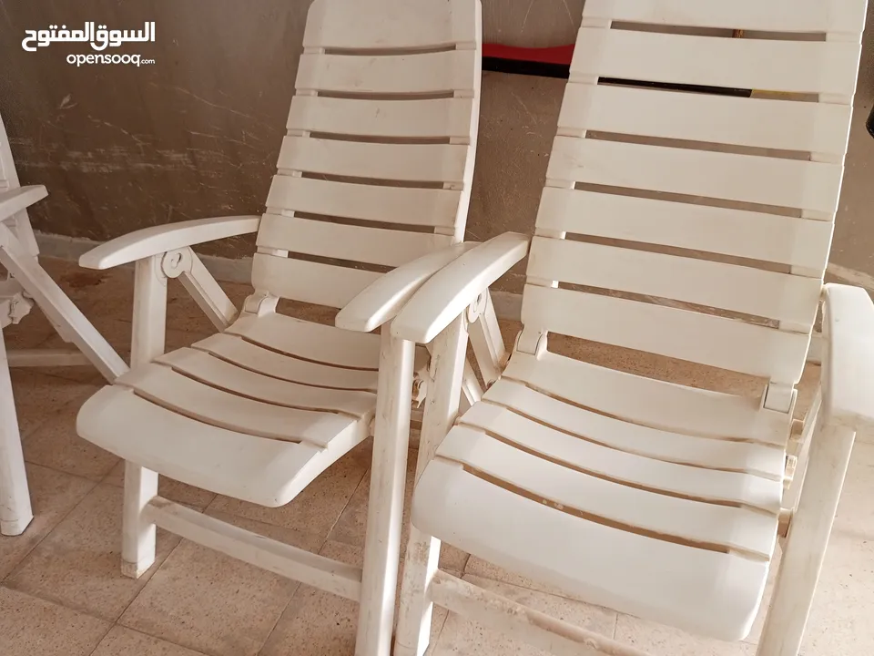 موجود شمسيتين للبيع وخمس كراسي وكرسي كبير الهم أكثر من وضعية