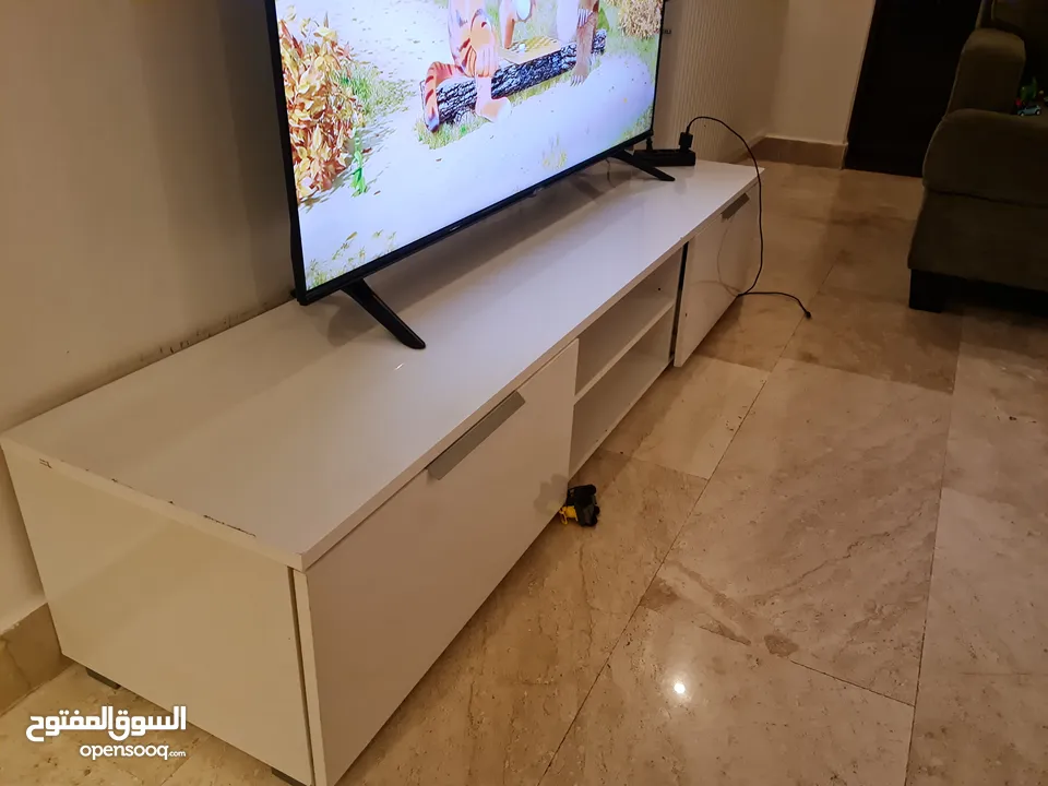 طاولة تلفاز لون ابيض بحالة ممتازه