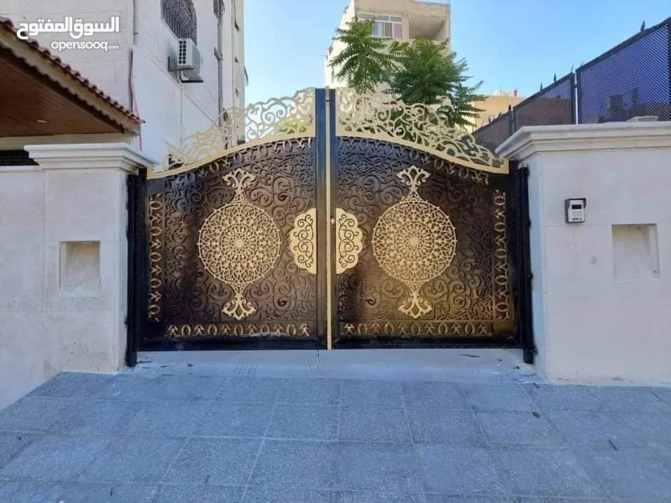 باب حديد لليزر