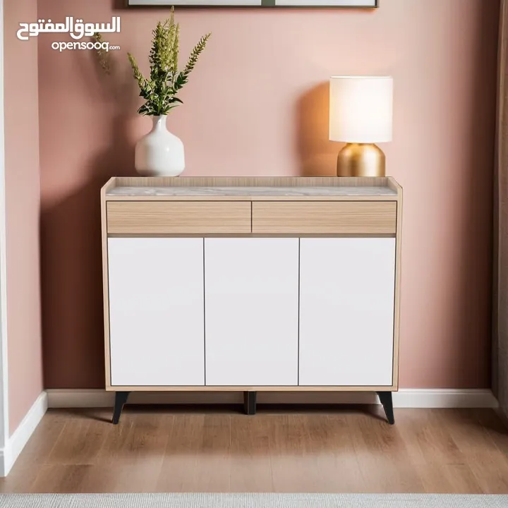 خزانة فاخرة بتصميم عصري أنيق ثلاثة دفات مصنوعة من خشب عالي الجودة بلمسة طبيعية وناعم .
