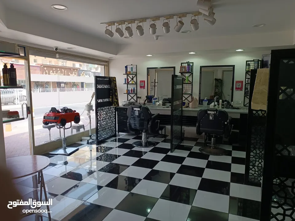 صالون رجالي للبيع بمعداته السعر قابل للتفاوض