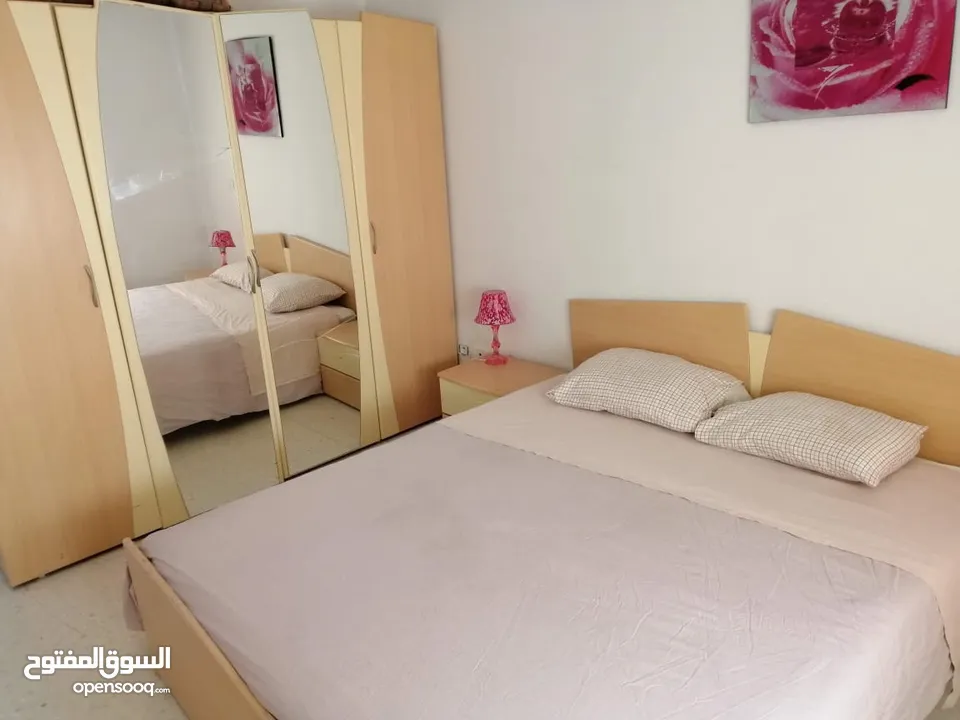 شقة مفروشة متكونة من غرفتين و صالون للايجار باليوم في تونس العاصمة على طريق المرس