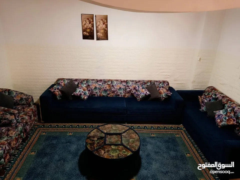 غرفة جلوس مع مقعدين مفرد