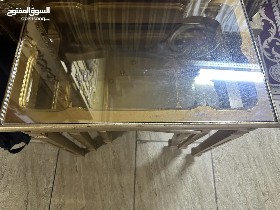 طاولة سفره مع لوح سكريت و 10كراسي مع بيرو ومع  وكومادينا  طقم مغربي مع طاولتين وسط خشب زان حفر
