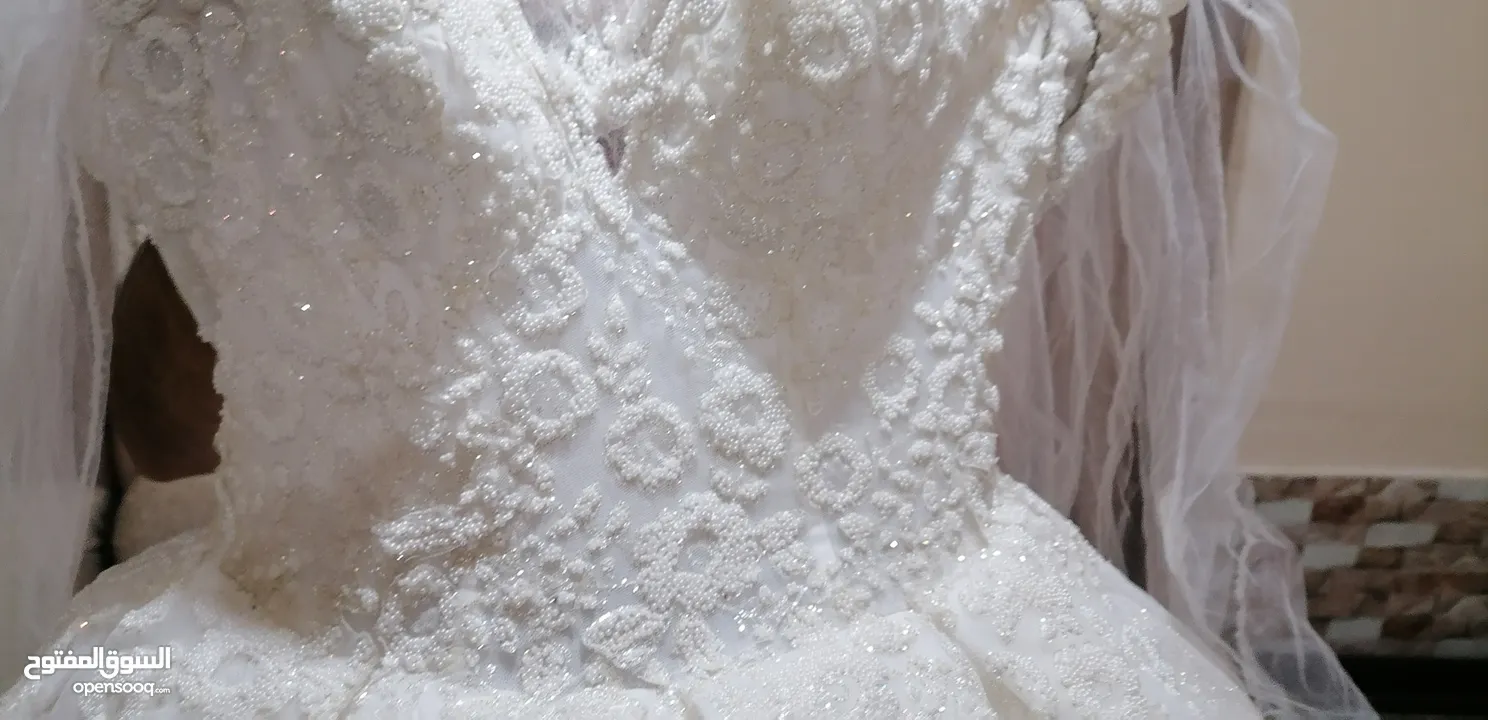 فستان عروس لون أبيض