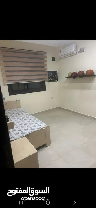 للبيع شقه طابقيه اطلاله بحريه طابق ثالث معها غرفه علي السطح ونصف السطح
