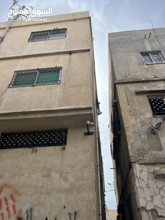 مستودع طابقين + شقتين للسكن+ برج اتصالات على السطح مؤجر مخيم الزرقاء قرب مدارس وكالة الغوث
