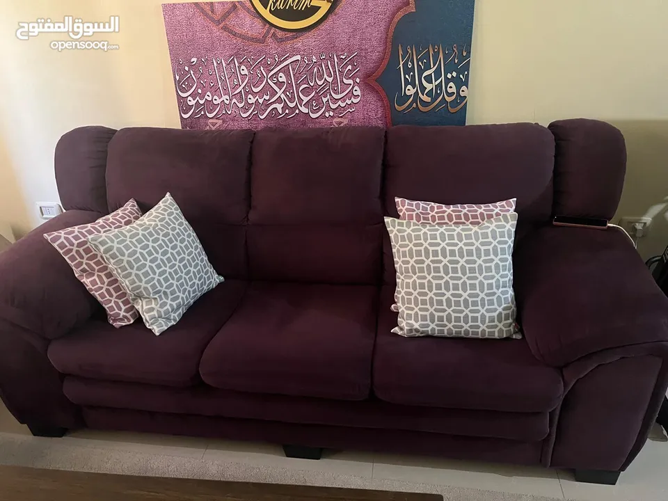 طقم كنب صالون مستعمل بحال الجديد لون بنفسجي  مقاعد 7 مع وجود طاولة وسط و طربزات خشب