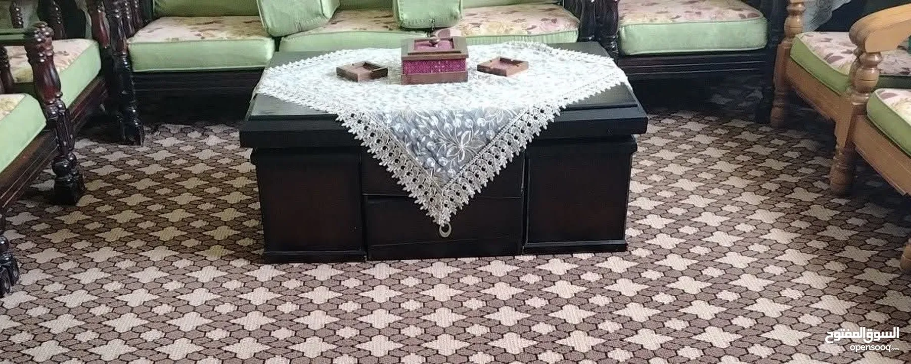طاولة وسط مع 4 طاولات داخليات