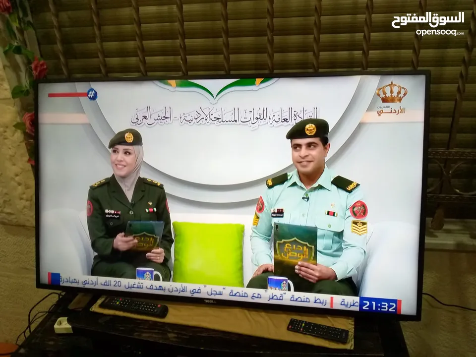 : الشاشه والريموت الاصلي والقاعده الارضيه والرس