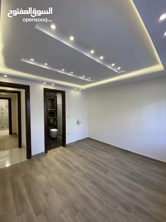 شقة ارضية على شارعين207 م داخلي 60م تراس امامي بتشطيب فاخر 3 نوم 2 ماستر مرج الحمام
