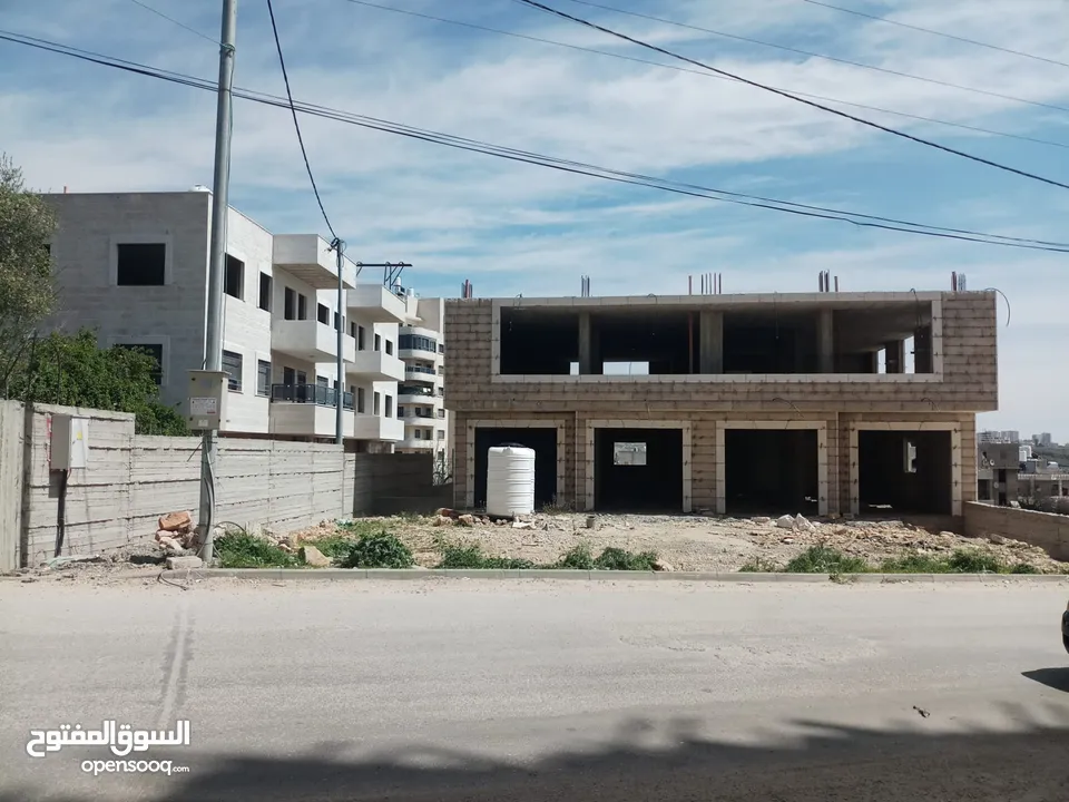 مخازن للإيجار+ باركينج+ طابق فوق المخازن  تصلح لمعارض (الموقع ممتاز ) يبعد عن دوار رافات 20متر