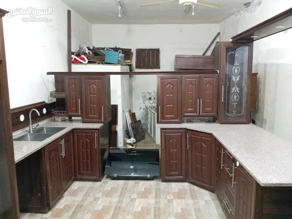 مطبخ المنيوم مع جرانيت مع مجله مع بطاريه مع شفاط