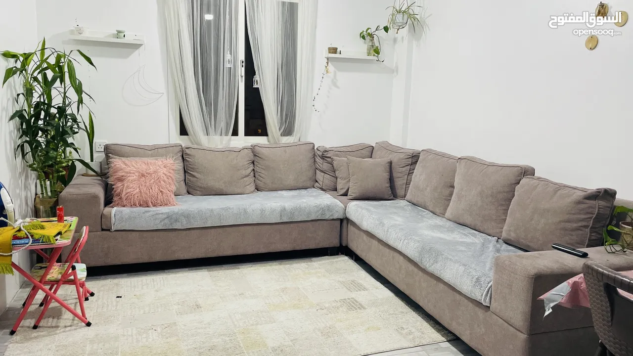 Urgent sale !! 30 KD ! 8 seater sofa in Dusty pink color. Enhance your living room beauty.