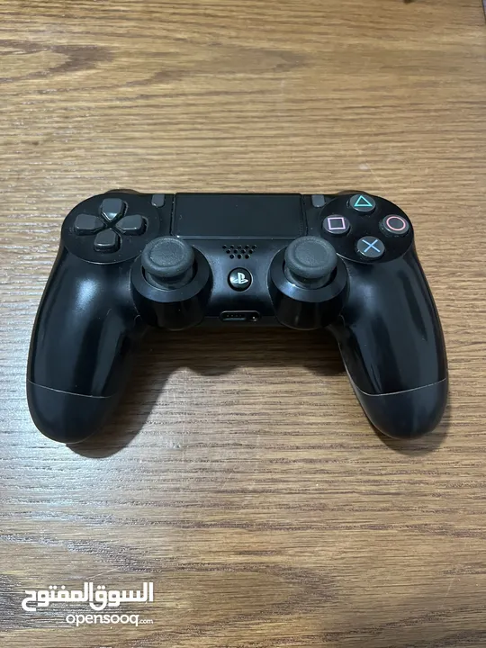للبيع PlayStation 4 مستعمل بحالة جيدة