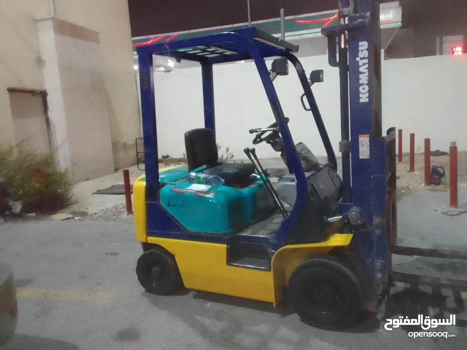 رافعة نوع كوماتسو بنزين حمولة طن ونص بحالة الوكالة للبيع