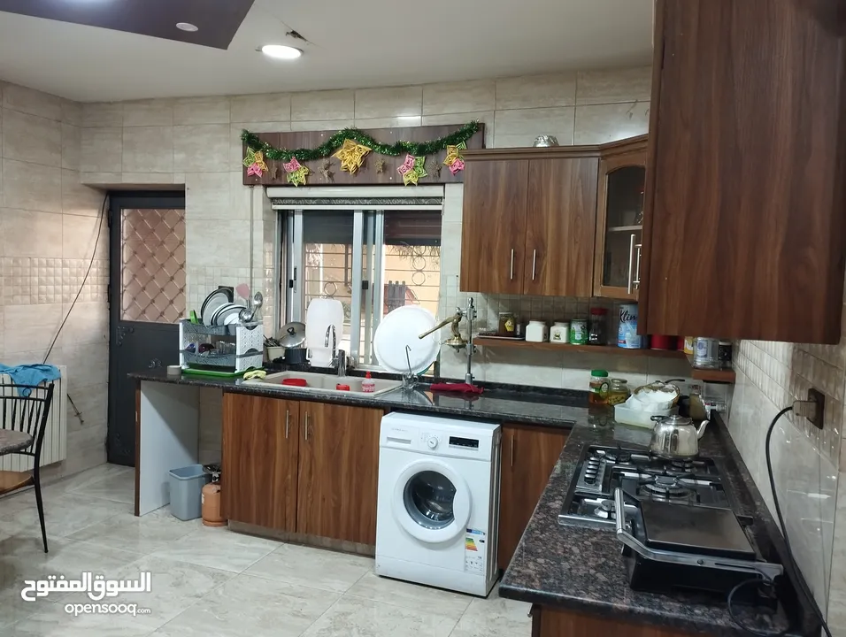 شقة للبيع جبل اللويبدة شبه أرضية مع ترس + استديو