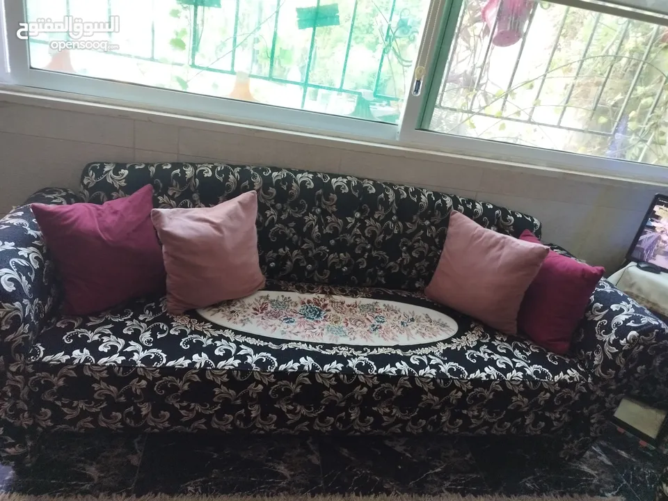طاولة وسطية معدن وزحاج وتنين جانبيات خشب اسود ايكيا وسجلونتين ثلاثية  بتفتح بكس ثنائية وكرسين انتيكا