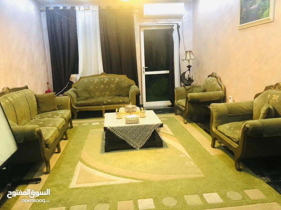 طقم كنب زان 7 مقاعد بحالة ممتازة و بوفيه 3 قطع خشب ثقيل للبيع المستعجل بسعر حرق