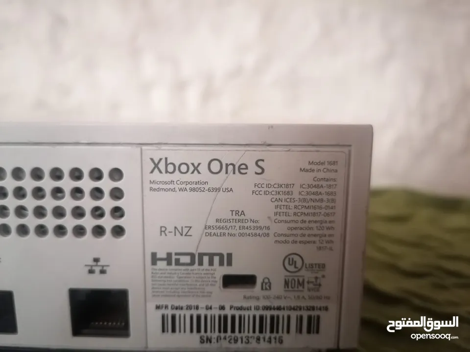 Xbox one s 1t للبيع مع بد اصلية و جميع اسلاكها ب 120دينار