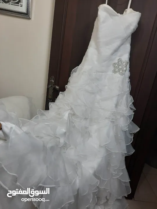 فستان زفاف لبسه واحده