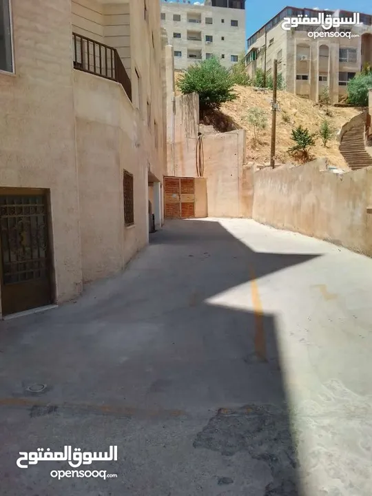 شقة في شارع الجامعة للعرسان غرفتين نوم وحمامين باجرة 185 دينار وشقة أخرى بإيجار 140 دينار من المالك