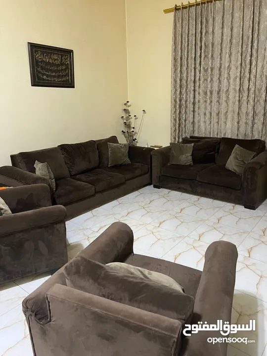مستعمل بحاله الوكاله طاوله طعام فخمه حاله الوكاله ومكتب و غرفة جلوس