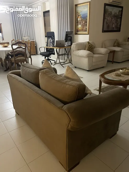طقم أرائك بني فاخر بحالة شبه جديدة وحدة 2 كراسي وحدة 3 كراسي 160سم و 222سم  السعر قابل لل مفاصلة