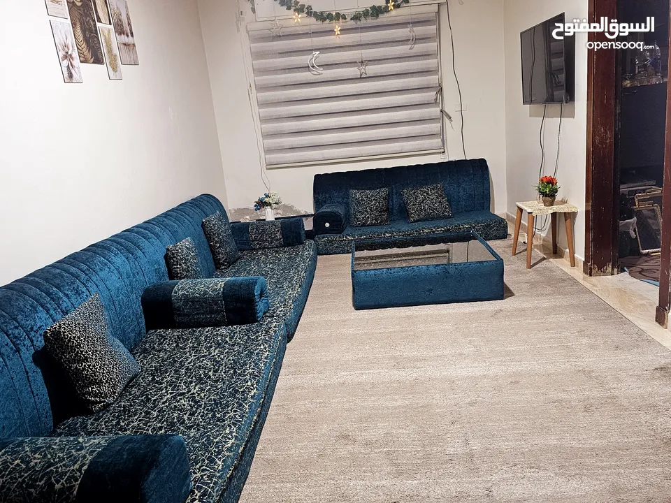 أغراض للبيع بداعي السفر غرفة نوم خشب ممتاز. مجلس عربي مع سجادة وبرداية كفر كنب فرشتين مفرد ونص ضغط