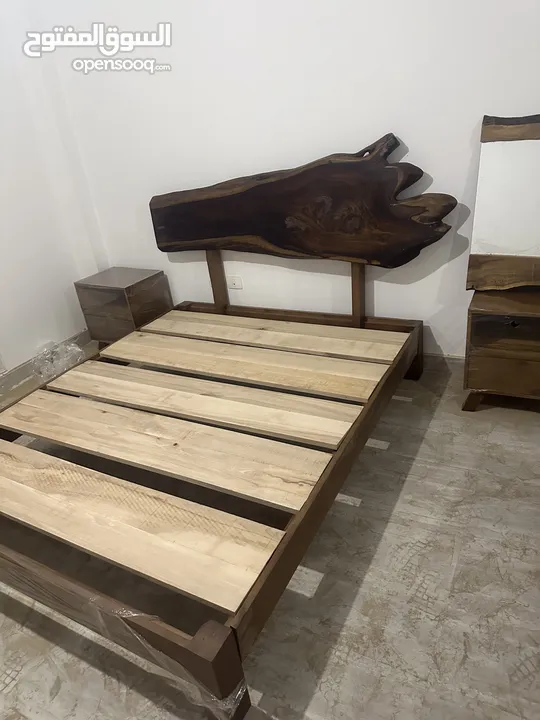 سرير من خشب الاشجار الطبيعي