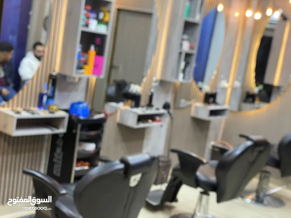 صالون حلاقة رجالي مع معدات كامل للبيع مستعجل بداعي السفر