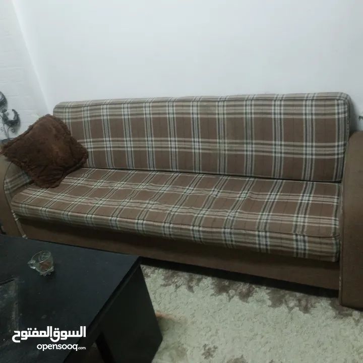صوفا تفصيل حديد ثقيل عدد 2 وقابله للفتح كاتخت والجلوس واسعه لتخزين بحاله جيده والسعر حرق من الاخر